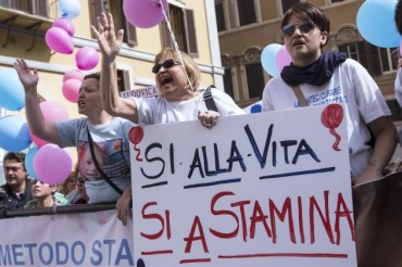 Foto Roberto Monaldo / LaPresse15-05-2013 RomaCronacaManifestazione in sostegno del metodo StaminaNella foto Un momento della manifestazione in p.zza MontecitorioPhoto Roberto Monaldo / LaPresse15-05-2013 Rome (Italy)Demonstration in support of the care method StaminaIn the photo A moment of the demonstratio in front of the Chamber of Deputies