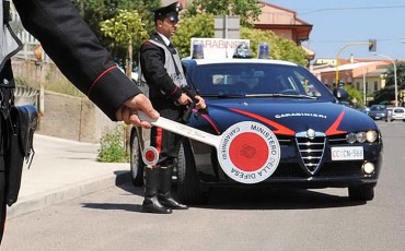 carabinieri-posto-di-blocco-paletta-auto