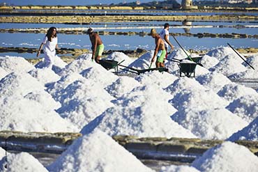 La Land Art di Angela Trapani nelle saline di Marsala