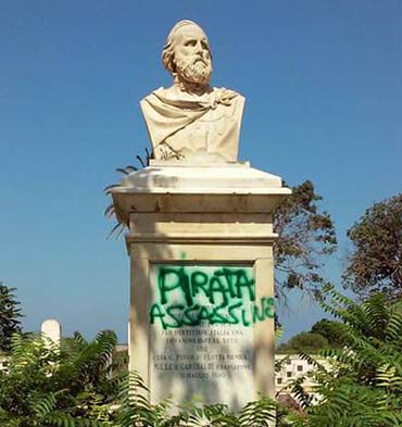 Scritta 'pirata assassino' su busto Garibaldi a Marsala