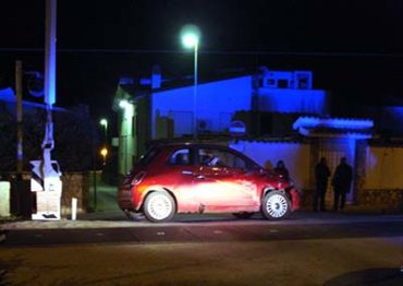 Auto bloccata nel passaggio a livello e travolta dal treno salva una 19enne