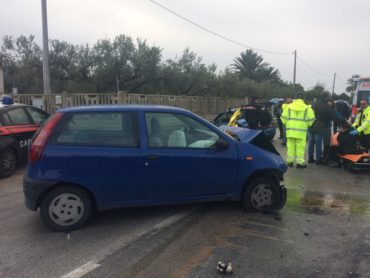 Incidente mortale stamane intorno alle 8:30 all'altezza dell'arco di trentasalme a Marinella di Selinunte. Secondo le prime ricostruzioni una Fiat Punto condotta da un giovane castelvetranese, V. A., diciotto anni, ha violentemente tamponato una Lancia Y condotta da un ex poliziotto in pensione, Salvatore Roma, 63 anni, di Castelvetrano. Stante le prime informazioni acquisite entrambi si stavano recando a Marinella di Selinunte.  Sul posto carabinieri e polizia per i dovuti rilievi volti adaccertare l'esatta dinamica dell'incidente mortale.