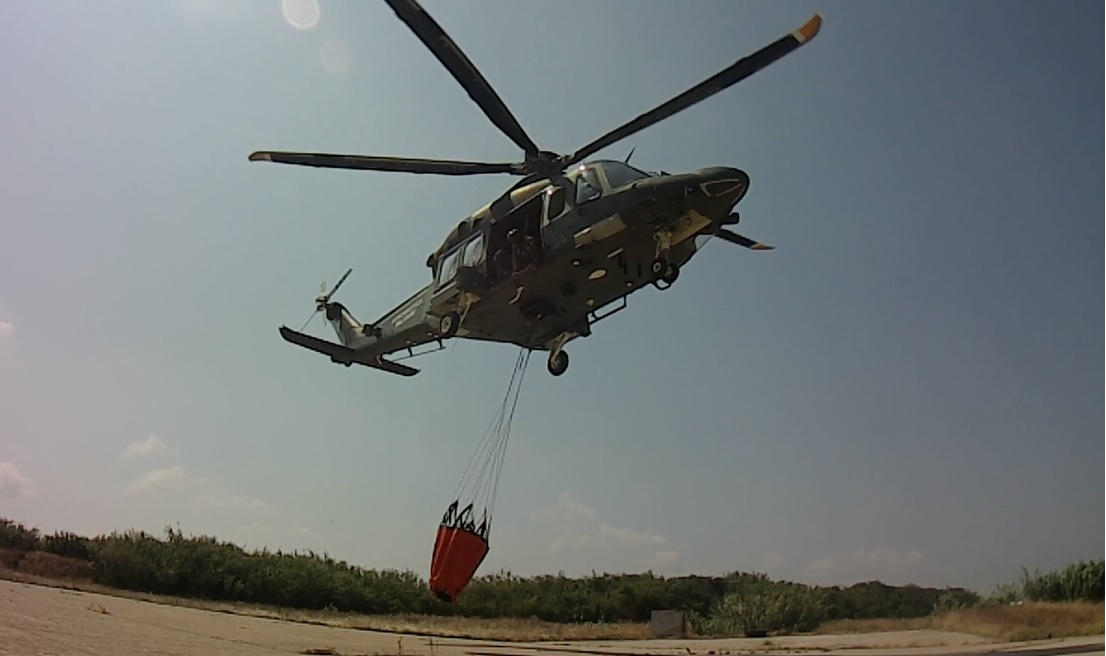 Elicottero Aeronautica Militare impegnato per lo spegnimento di un