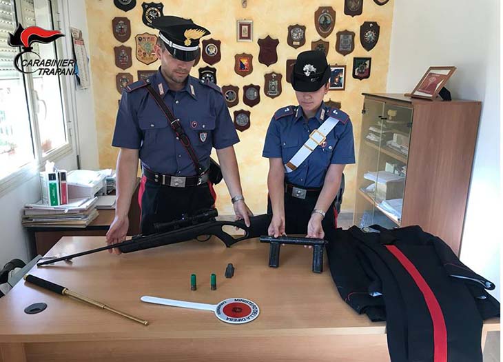 Armi clandestine e una divisa dei carabinieri. Arrestato 21enne a Campobello